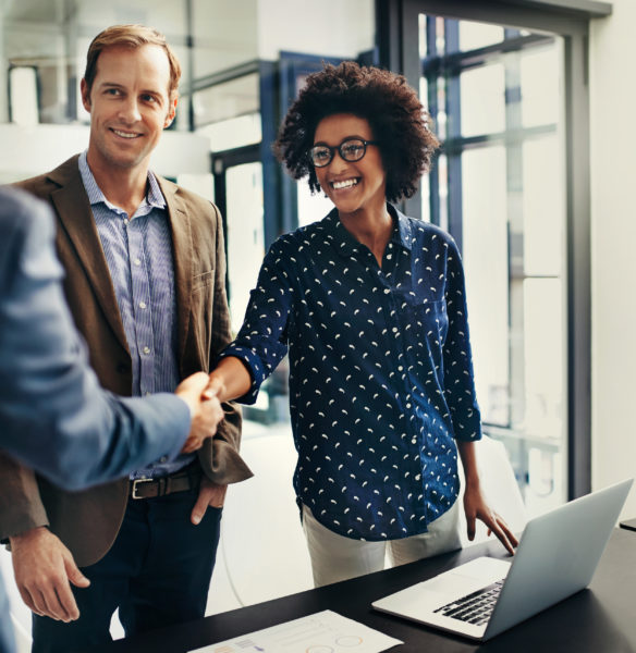 Photo de collègues se serrant la main lors d'une réunion au travail