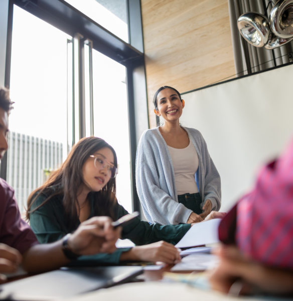 Photo d'archive montrant une jeune femme dirigeante souriante lors d'une réunion