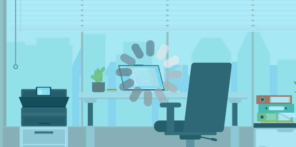 Un ordinateur posé sur un bureau, dans un bureau, devant une baie vitrée avec une vue sur la ville en arrière-plan. Un symbole de chargement apparaît devant cette image.